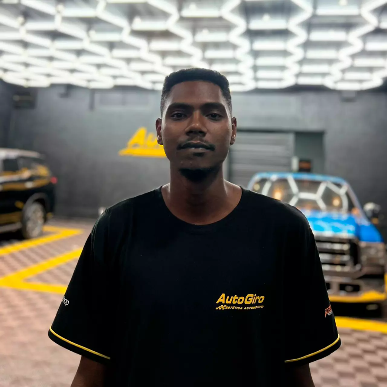 Equipe de profissionais em estética automotiva